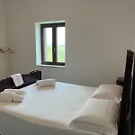 Petronilla Apartment *